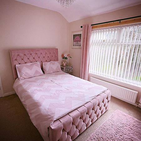 Entire 3-Bedroom Home In Oldham - Guest House Esterno foto