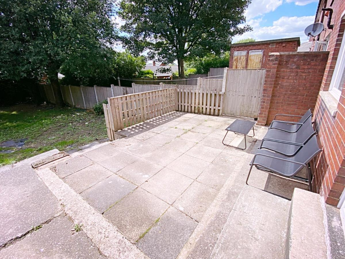 Entire 3-Bedroom Home In Oldham - Guest House Esterno foto