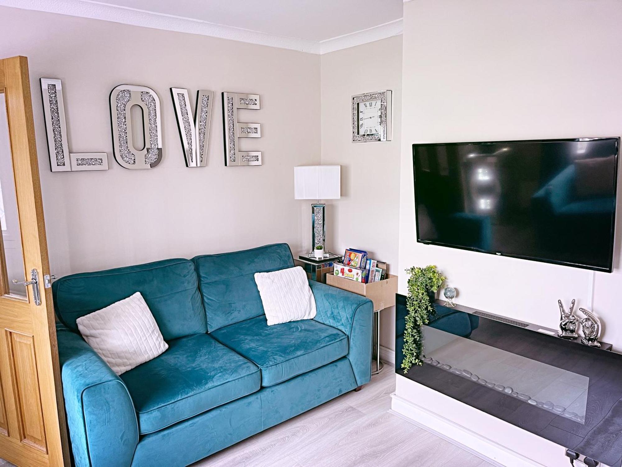 Entire 3-Bedroom Home In Oldham - Guest House Esterno foto