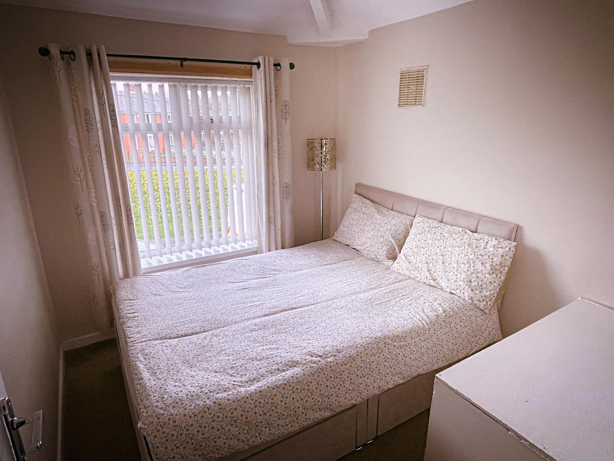 Entire 3-Bedroom Home In Oldham - Guest House Esterno foto
