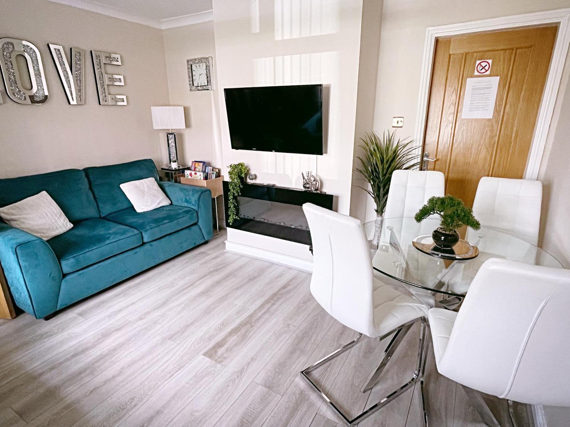 Entire 3-Bedroom Home In Oldham - Guest House Esterno foto