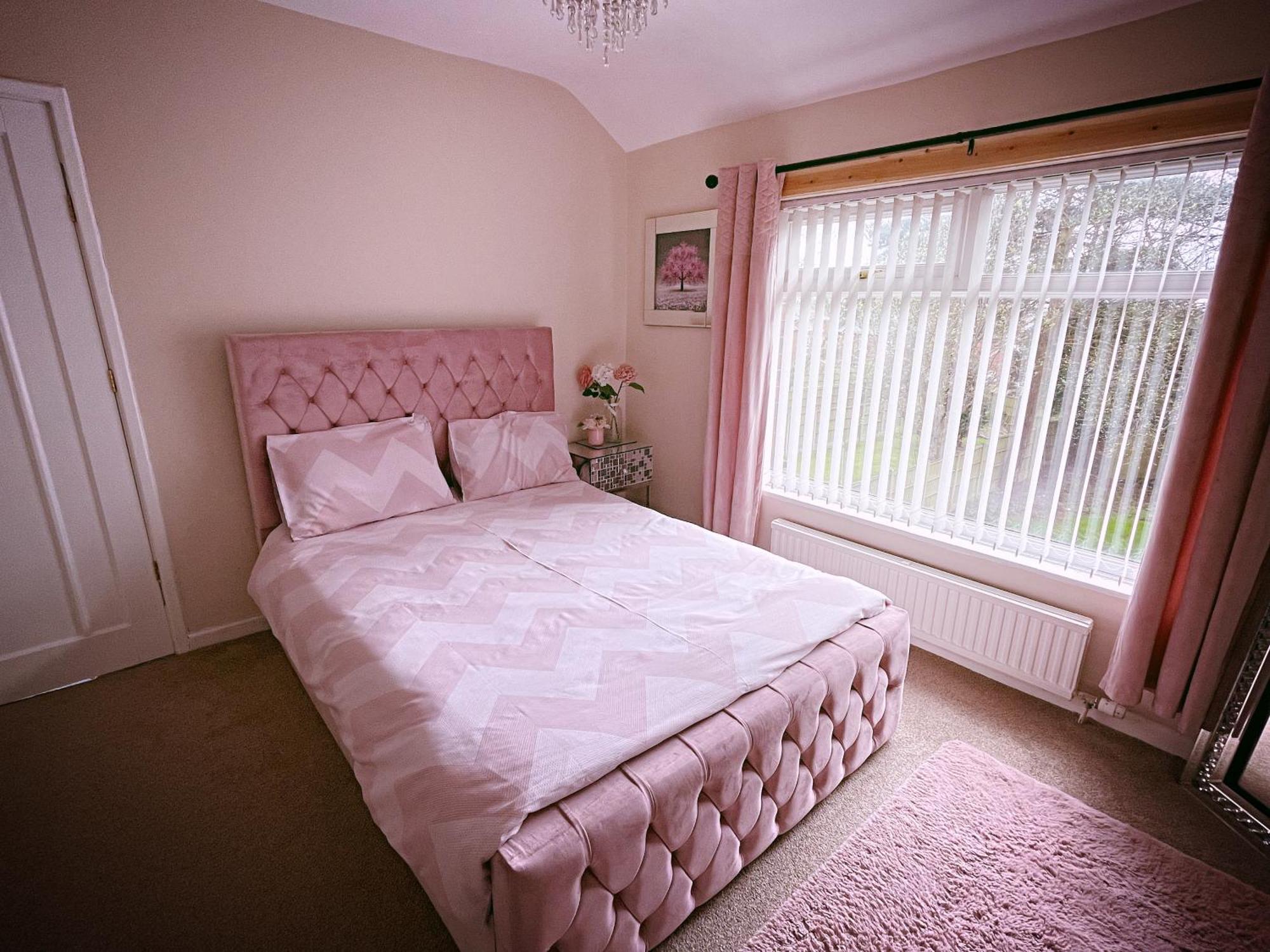 Entire 3-Bedroom Home In Oldham - Guest House Esterno foto