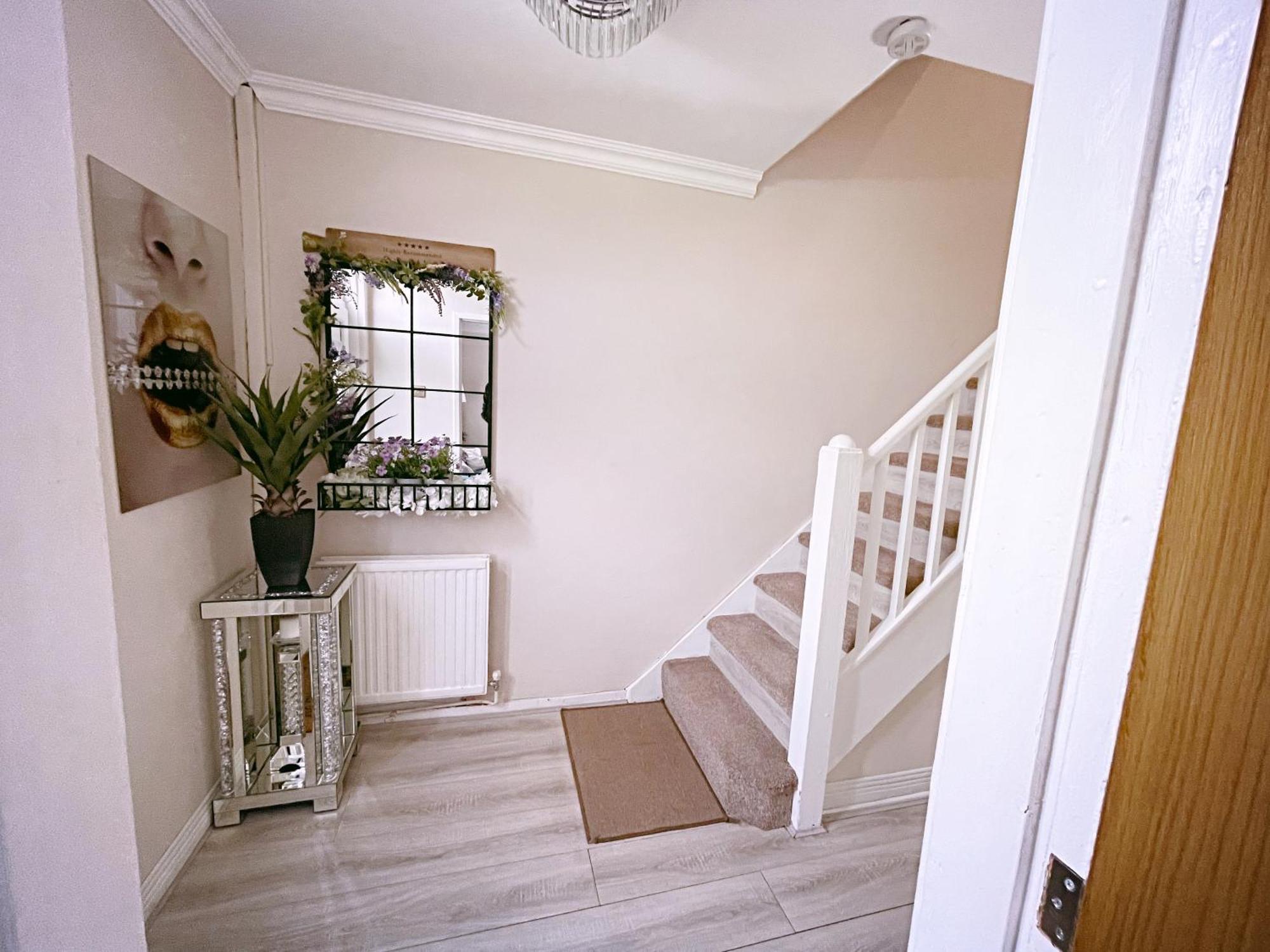 Entire 3-Bedroom Home In Oldham - Guest House Esterno foto